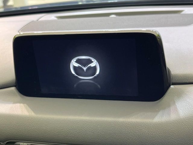 【8インチマツダコネクト】車内の雰囲気にマッチした大型のディスプレイ。スマホ接続でのナビ使用やBluetooth再生等、様々な機能が楽しめます。直感的なダイヤル操作が可能で、使い勝手も良好です。