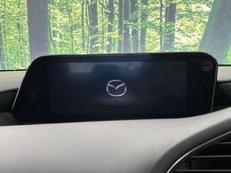 【8.8インチマツダコネクト】車内の雰囲気にマッチした大型のディスプレイ。スマホ接続でのナビ使用やBluetooth再生等、様々な機能が楽しめます。直感的なダイヤル操作が可能で、使い勝手も良好です。