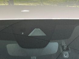 【スマートブレーキサポート】走行中に前方の車両等を認識し、衝突しそうな時は警報とブレーキで衝突回避と被害軽減をアシスト。より安全にドライブをお楽しみいただけます。