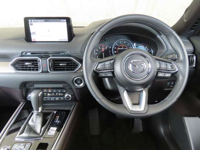 【運転席インテリアデザイン】左右対称のインテリアデザインでドライバーを包み込み運転に集中できるように設計されています。