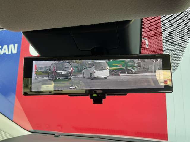 【インテリジェント　ルームミラー】後方のカメラ映像をミラー面に映し出して。クリアな後方視界を確保します。