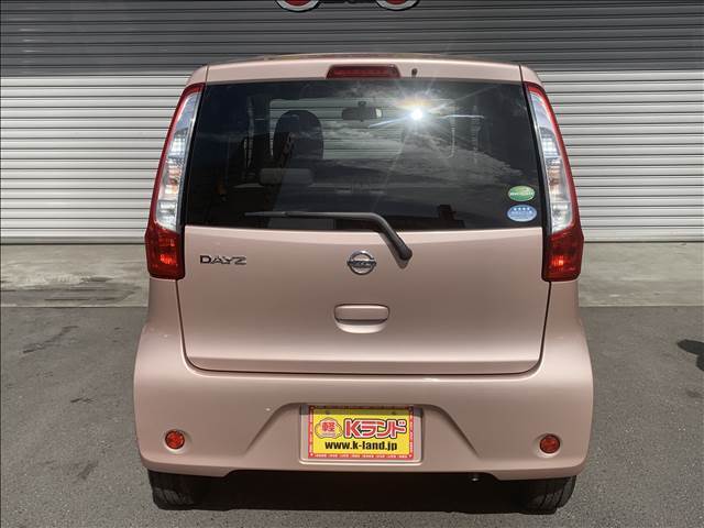 【当店のこだわり】入庫後のお車は選任スタッフによる細部清掃を実施しております。足回り、エンジンルーム、室内、室外を隅々まで綺麗にしております。展示車はピカピカです。全国配送も可能ですのでご相談下さい