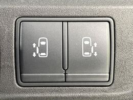 【両側パワースライドドア】スマートキーや運転席のスイッチで後席両側スライドドアの開閉が可能♪電動だから力を入れてドアを開ける必要が無く、小さなお子様でも簡単に開け閉めでき快適です♪
