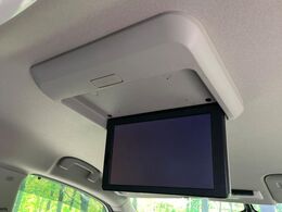 【フリップダウンモニター】大画面モニターで後席でもエンタメをお楽しみいただけます。小さなお子様にも大人気の装備です♪