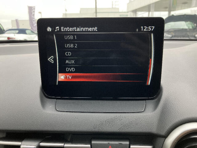8インチセンターディスプレイ　マツダコネクトです。CD　DVD　Bluetooth　フルセグ対応です。