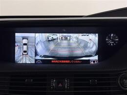 【パノラミックビューモニター】自車周辺をぐるりと俯瞰できるカメラで危険を察知。上空からの映像で自動車や障害物の位置が詳細に確認できるので、狭い駐車場でも安心して駐車できますね。