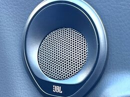 【JBLサウンドシステム】高品位サウンドシステムを搭載。専用のチューニングが施された大小様々なスピーカーから良質なサウンドが奏でられ、臨場感あふれる音響空間を演出します。