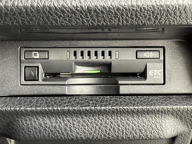 【ETC】有料道路を利用する際に料金所で停止することなく通過できる、ETC車載器（ノンストップ自動料金収受システム機器）が装備されています。セットアップを行うことで利用可能になります。