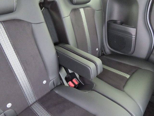 【後部座席側のアームレスト】後部座席にはアームレストが付いています。肘を置いてゆったりとドライブを堪能できます。