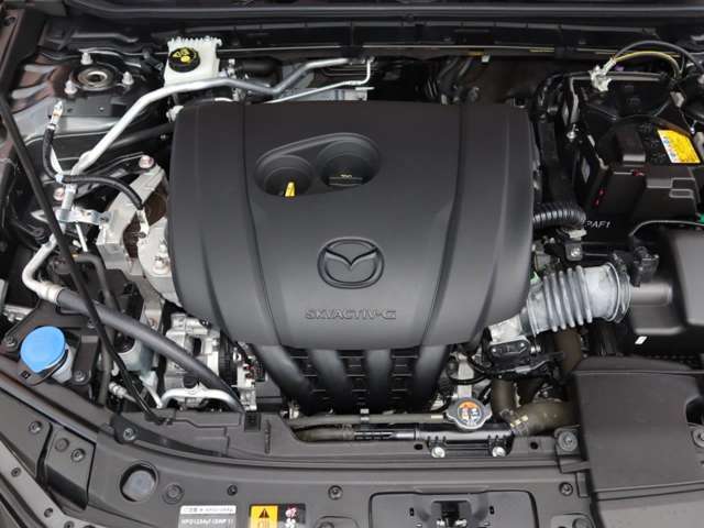 24Vマイルドハイブリッドで爽快な走りを実現する「e-SKYACTIV-G 2.0」。高効率エンジンと電動化技術の組み合わせにより、燃費性能とアイドリングストップ機能をさらに向上させました。