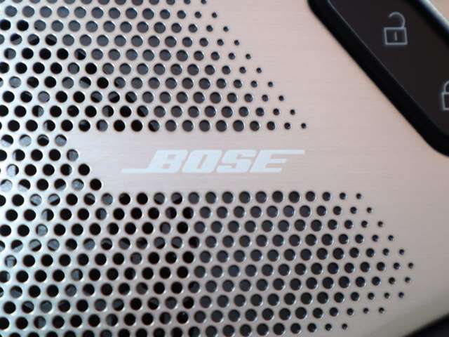 BOSEサウンドシステムを搭載。「良い音を出す」ではなく、その車種のごとに特徴を計算（車種専用設計）し、「反響音」を作り出すことによってどの座席でも自分中心で音が聴こえ、「心地よい空間」を作り出します。
