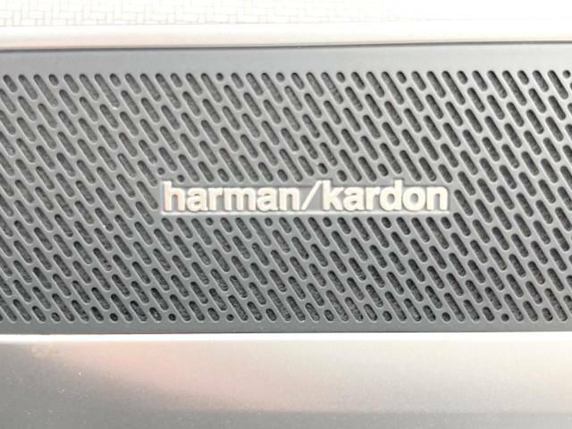 ●harman/kardonサウンドシステム：オーディオ専門メーカーが手掛けるプレミアムスピーカーを装備。多数のスピーカーから、音の粒立ちまで分かる高品質な音楽をお楽しみいただけます。