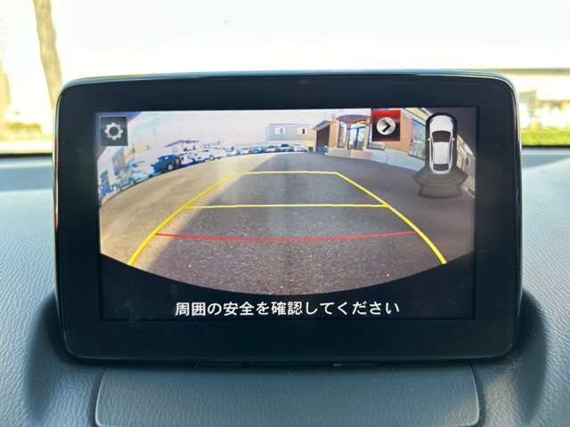 【バックカメラ】駐車時に後方がリアルタイム映像で確認できます。大型商業施設や立体駐車場での駐車時や、夜間のバック時に大活躍！運転スキルに関わらず、今や必須となった装備のひとつです！