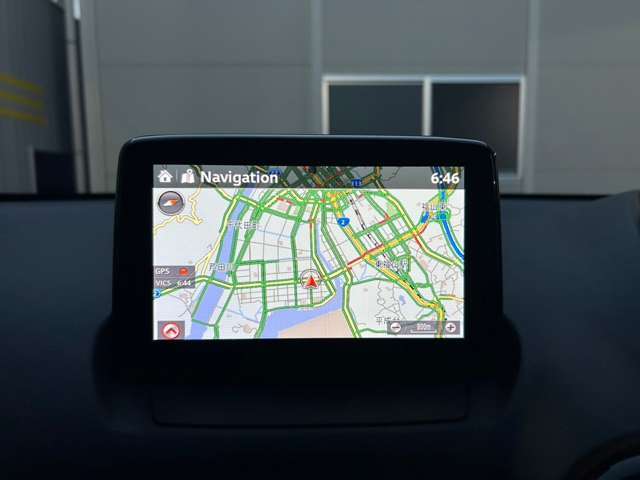 【7インチマツダコネクト】車内の雰囲気にマッチした大型のディスプレイ。スマホ接続でのナビ使用やBluetooth再生等、様々な機能が楽しめます。直感的なダイヤル操作が可能で、使い勝手も良好です。