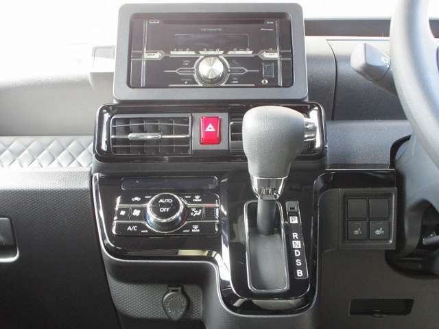 足元広々インパネシフト！運転席と助手席の移動も楽々！オートエアコンも完備！クラス感が違います♪