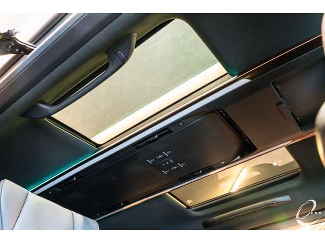 ・左右独立ムーンルーフ（電動シェード＆挟み込み防止機能付）・・・￥132,000