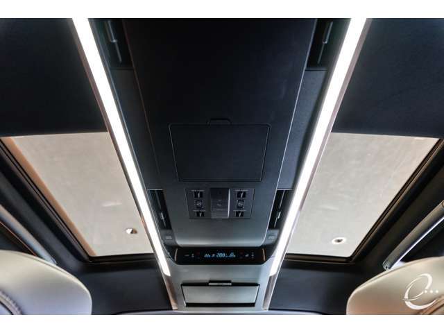 ・左右独立ムーンルーフ（電動シェード＆挟み込み防止機能付）・・・￥132,000