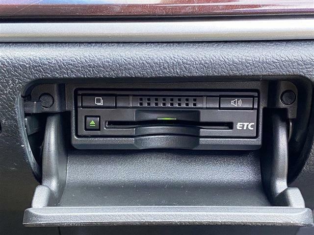 こちらのお車にはHDDナビ地デジ・バックカメラ・CD・DVDビデオ・ミュージックサーバー・ブルートゥース・レーダーC・Cセンサー・シートヒーター・ステアヒーター・ETC・USB・ドラレコが装備！