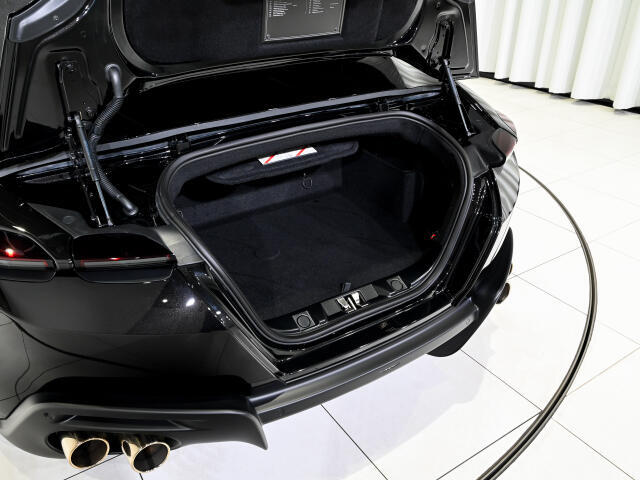 トランクは週末のドライブや買い物に便利な実用容量を確保しています。