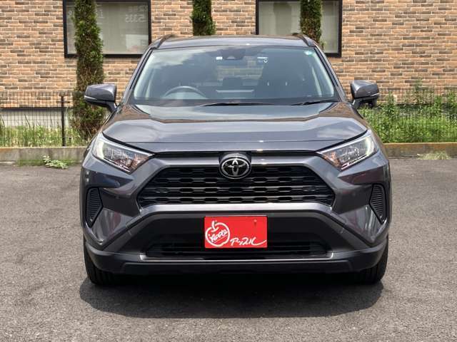 アップルの展示車は買取直販が基本です。一般的な販売店がオークションから車を仕入れてくるのに対し、アップルではお客様から買取させていただいたお車を直接、店頭に並べることができます。0120-87-5335