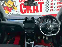 【装備】スズキセーフティサポート　LEDヘッドランプ　LEDフロントフォグランプ　運転席シートヒーター　17インチアルミホイール　全面UVカット機能付ガラス　本革巻ステアリングホイール