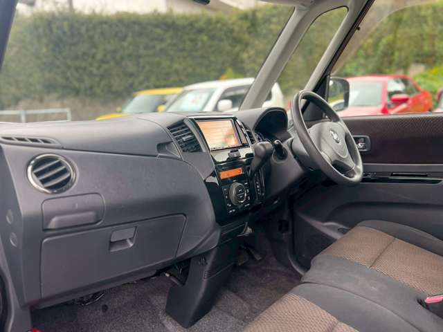 広々運転席で視界も良好です！