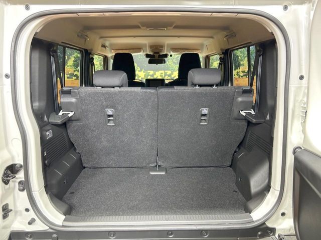 普段のお買い物や通勤、送迎等に十分な荷室スペースを確保しております。セカンドシートを倒すと、大きな荷物の積載も可能です♪