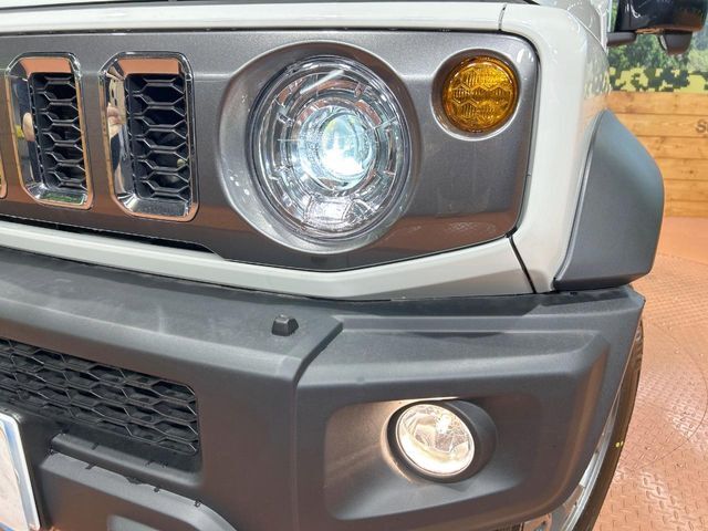 【LEDヘッドライト】悪天候や夜間走行時も良好な視界を確保し安心して運転できる高輝度LEDヘッドライトを装備！点灯速度が早く、消費電力も抑えられています。