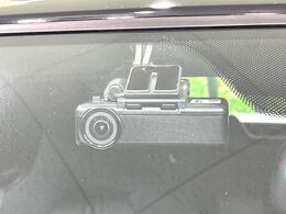 【ドライブレコーダー】安心・安全なカーライフに必須のドライブレコーダーを装備！走行中はもちろん、あおり運転や事故に遭遇した際の状況も映像で記録し、万一のリスクに備えます。