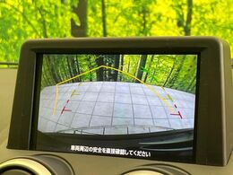 【バックカメラ】駐車時に後方がリアルタイム映像で確認できます。大型商業施設や立体駐車場での駐車時や、夜間のバック時に大活躍！運転スキルに関わらず、今や必須となった装備のひとつです！