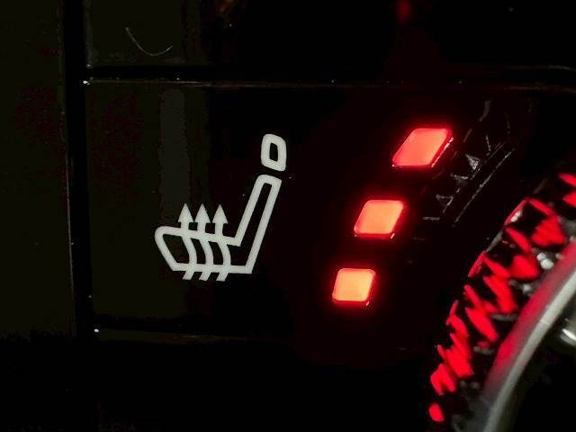 【シートヒーター】冬場にうれしいシートヒーターを装備。シート自体が温まりますので、冬場のドライブをより心地よくお楽みいただけます