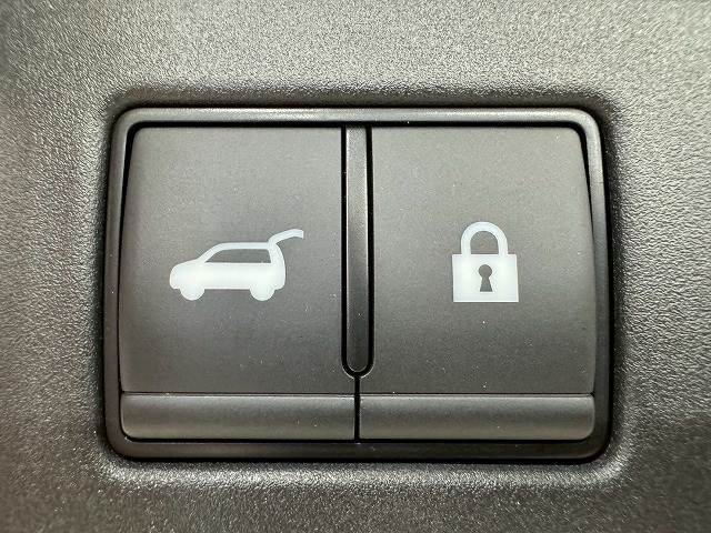 【電動リアゲート】装備しております。両手が塞がた状態からワンタッチでリアゲートを開閉出来る便利なオプションです。