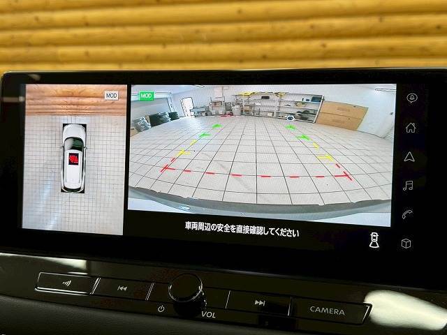 【アラウンドビューモニター】　クルマを上空から見下ろしているかのように、直感的に周囲の状況を把握できます。