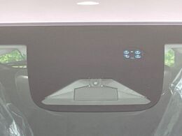 【ホンダセンシング】走行中に前方の車両等を認識し、衝突しそうな時は警報とブレーキで衝突回避と被害軽減をアシスト。より安全にドライブをお楽しみいただけます。