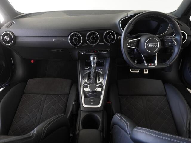 Audiのインテリアはエクステリア同様、優れたデザイン性とクオリティ、そして機能性を兼ね備えております。