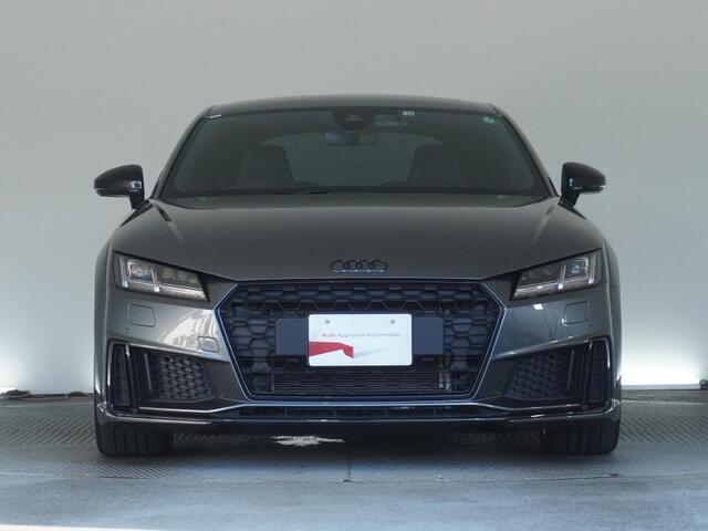 Audiデザインの特徴であるシングルフレームグリルが存在感を主張します。
