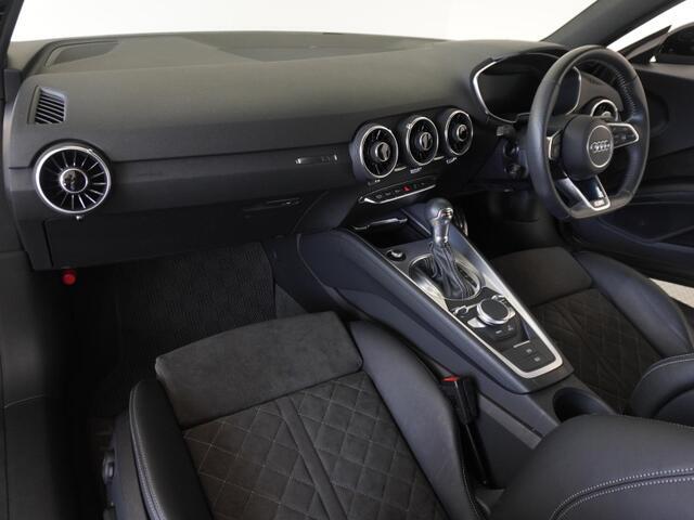 Audiのインテリアはエクステリア同様、優れたデザイン性とクオリティ、そして機能性を兼ね備えております。
