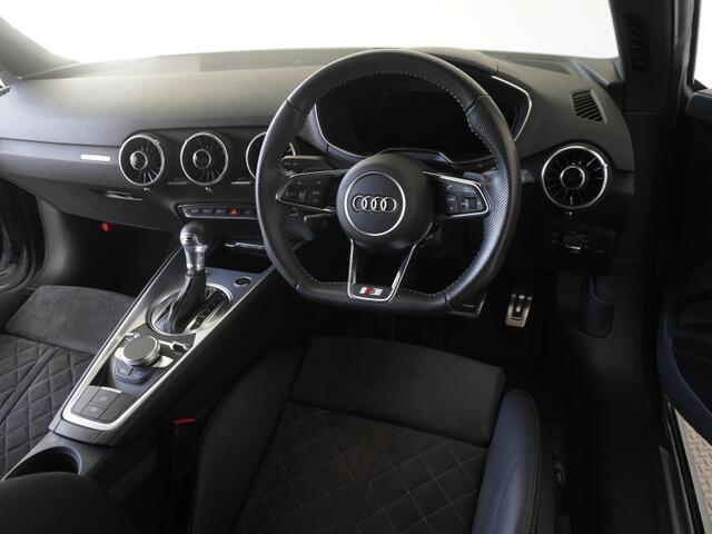 Audiのインテリアはエクステリア同様、優れたデザイン性とクオリティ、そして機能性を兼ね備えております。