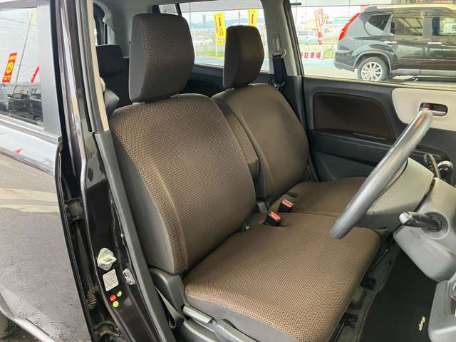 使用頻度の1番多い運転席ですがシートの破れや切れはございません。