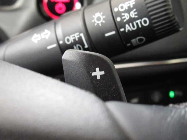 握りやすいハンドルには、オーディオコントロールとクルーズコントロールスイッチが装備されており、ハンドルから手を離さずに操作が出来ます。パドルシフト☆手動で変速することが出来ます♪