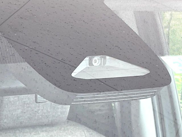 【トヨタセーフティセンス】走行中に前方の車両等を認識し、衝突しそうな時は警報とブレーキで衝突回避と被害軽減をアシスト。より安全にドライブをお楽しみいただけます。