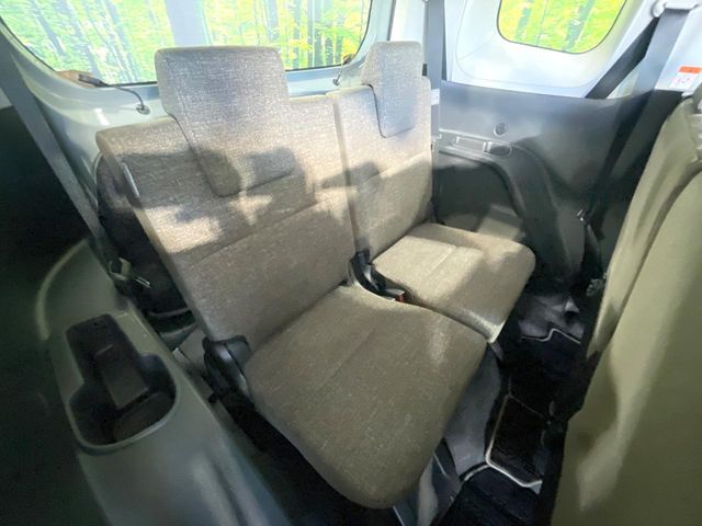 3列目シートはもちろん状態良好☆大人でもゆったりと座って頂けますので、大人数でのお出かけもラクラクです♪ご家族で、気の知れた仲間で、ドライブに行くのが楽しみですね♪