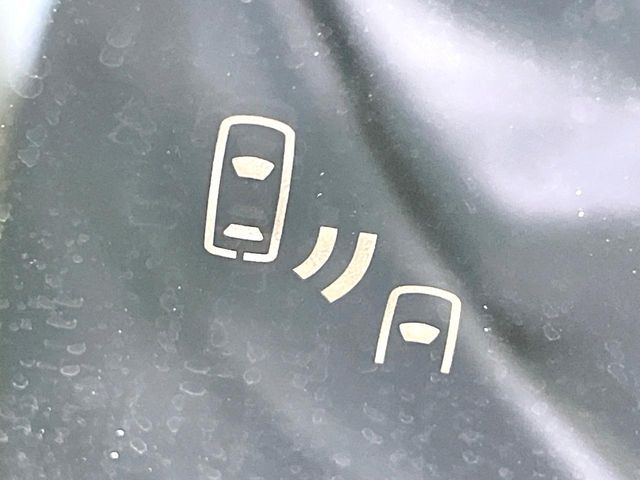 【ブラインドスポットモニター】走行中、ドアミラーの死角になりやすい箇所に後続車が接近するとサイドミラーのレンズに警告を表示！ドライバーに注意喚起をしてくれます。