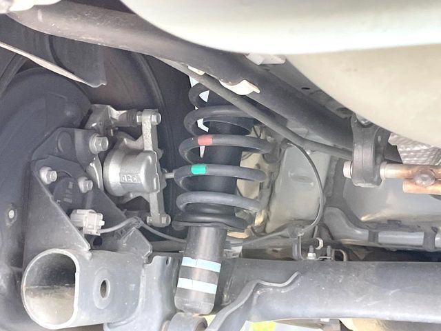 お車を安心してお乗りいただく為には、足回りの定期点検が欠かせません。サービスサポート（有償保証）では無料点検もご提供しており、安心のカーライフをお過ごしいただけるサポート体制が整っています。
