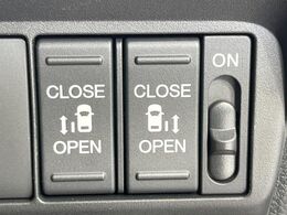 【両側パワースライドドア】スマートキーや運転席のスイッチで後席両側スライドドアの開閉が可能♪電動だから力を入れてドアを開ける必要が無く、小さなお子様でも簡単に開け閉めでき快適です♪