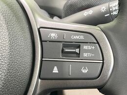 【アダプティブクルーズコントロール】高速道路での長距離走行が楽に！！自動で速度を保つクルーズコントロールが、衝突軽減システムと連携し、前方の車両を感知して車間を保つように速度調節してくれます！！