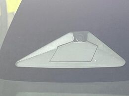 【ホンダセンシング】走行中に前方の車両等を認識し、衝突しそうな時は警報とブレーキで衝突回避と被害軽減をアシスト。より安全にドライブをお楽しみいただけます。