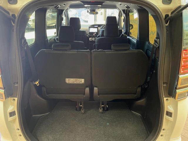 普段のお買い物や通勤、送迎等に十分な荷室スペースを確保しております。セカンドシートを倒すと、大きな荷物の積載も可能です♪