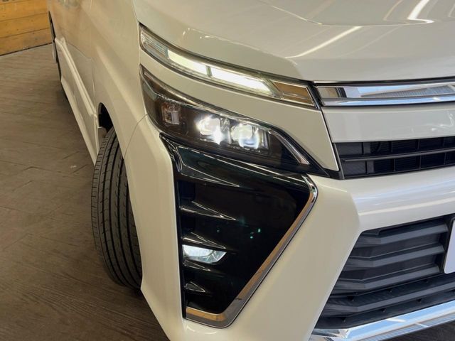 【LEDヘッドライト】悪天候や夜間走行時も良好な視界を確保し安心して運転できる高輝度LEDヘッドライトを装備！点灯速度が早く、消費電力も抑えられています。