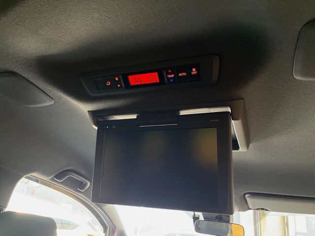 【フリップダウンモニター】大画面モニターで後席でもエンタメをお楽しみいただけます。小さなお子様にも大人気の装備です♪